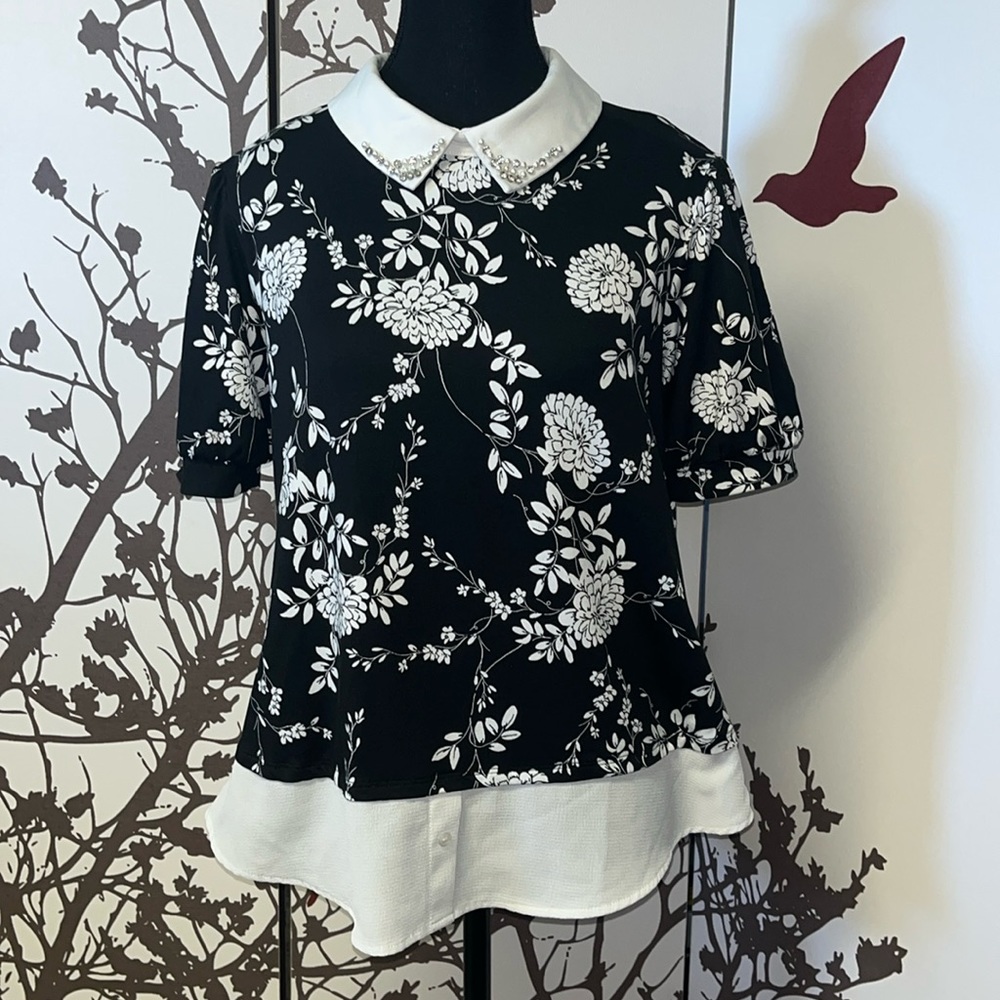 Faith & Joy Los Angeles Size Small Jewelled Short Sleeve Blouse NWOT $30 price⬇️